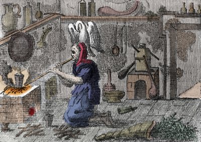 Wiedźma w swoim laboratorium przygotowująca magiczny eliksir, prosto z rogu wypełnionego magicznymi ziołami. Grawerowanie z XVI wieku autorstwa Unknown artist