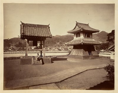 [Dzwonnica i wieża bębnów w świątyni Jinso-ji]. autorstwa Unknown artist