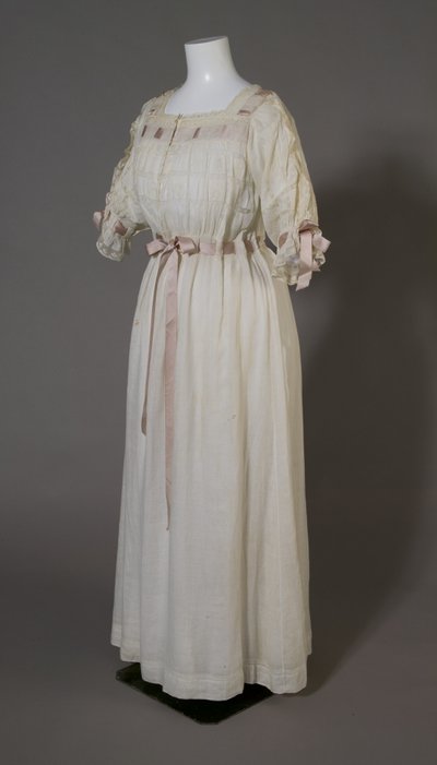 Koszula nocna Berthy Palmer, ok. 1880 (widok z przodu ukośnie), biała bawełna, koronka, haft i jedwabna wstążka. autorstwa Unknown artist