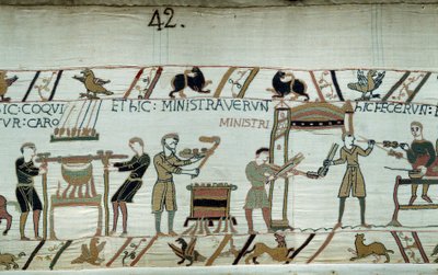 Podbój Anglii przez księcia Normandii Wilhelma Zdobywcy (1027-1087) w 1066 r.: przygotowanie uczty dla księcia i jego zbroi przed bitwą pod Hastings, pieczenie mięsa, służba przygotowuje drób Fragment gobelinu z Bayeux o autorstwa Unknown artist