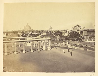 [Żłobkowane kolumny i dziedziniec w Kaiserbagh, Lucknow]. autorstwa Unknown artist