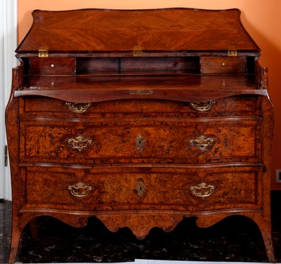 Meble: komoda wykonana z drewna cedrowego. 1735-1745 ok. Ciemny. 97x137x68 cm Kolekcja prywatna autorstwa Unknown artist