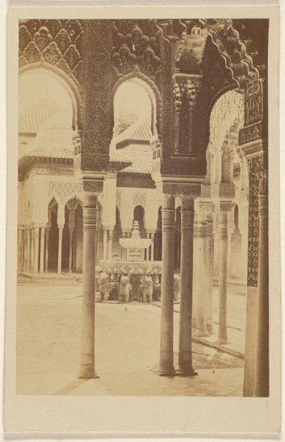 [Widok wnętrza kolumn, Alhambra]. autorstwa Unknown artist