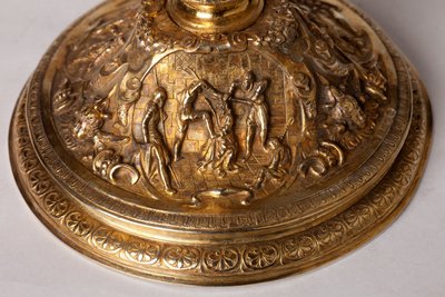 Kowalstwo. Kielich. Dar kanonika A. Le Vaillant de la Bassarderie, dziekana kapituły katedralnej 1726-1758. XVIII wiek. Detal na dole. autorstwa Unknown artist