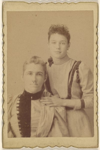 [Matka siedzi, córka stoi] autorstwa Unknown artist
