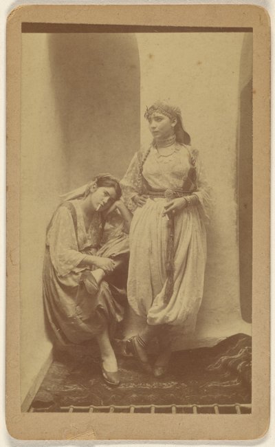 [Orientalistyczny portret studyjny dwóch kobiet]. autorstwa Unknown artist