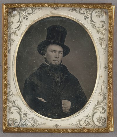 [Portret siedzącego mężczyzny z wąsami w kapeluszu]. autorstwa Unknown artist