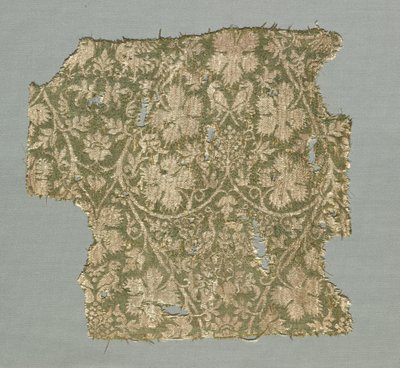 Fragment jedwabiu z przewijającymi się winoroślami, liśćmi winogron, winogronami i ptakami autorstwa Unknown artist