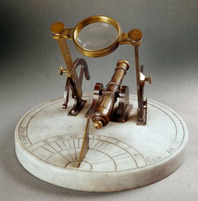 Zegar słoneczny zwany „Cannon de midi” (Cannone di mezzogiorno): składa się z marmurowej płyty lub z wygrawerowanym południkiem. Pochylany obiektyw pozwala wystrzelić w południe proszek z małej lufy bez mosiądzu. Średnica 30 cm. Zrealizowany przez Rousseau autorstwa Unknown artist