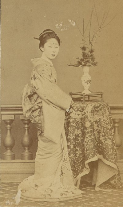 [Stojąca Japonka] autorstwa Unknown artist