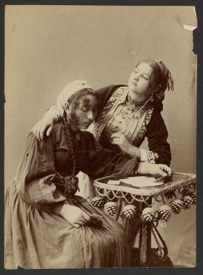 [Dwie kobiety przy biurku]. autorstwa Unknown artist
