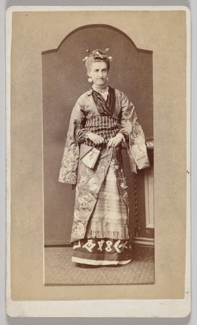 Bez tytułu (biała kobieta w japońskim kimonie z wachlarzem) autorstwa Unknown artist