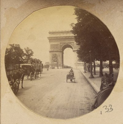 [Widok na Łuk Triumfalny, Paryż, Francja, z powozami na ulicy]. autorstwa Unknown artist