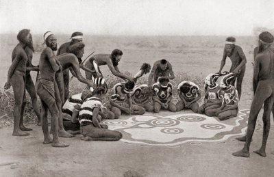 Ceremonia totemiczna plemienia Warramunga w Australii autorstwa Unknown photographer