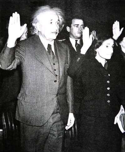 Albert Einstein ze swoją pasierbicą Margot składający przysięgę obywatelstwa USA, New Jersey autorstwa Unknown photographer