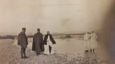 Album z I wojny światowej we Friuli-Wenecji Julijskiej: oficerowie i pielęgniarki Czerwonego Krzyża nad rzeką Natisone autorstwa Unknown photographer