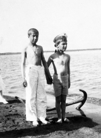 Aleksiej carewicz grający na plaży w Liwadii na Krymie (zdjęcie czarno-białe) autorstwa Unknown photographer