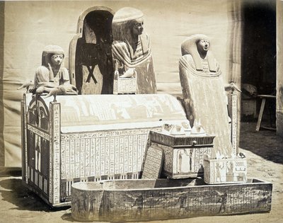Posągi archeologiczne znalezione w Egipcie - w „Albumie fotograficznym 1. Muzeum Kairu” ufundowanym przez Auguste Mariette Bey autorstwa Unknown photographer