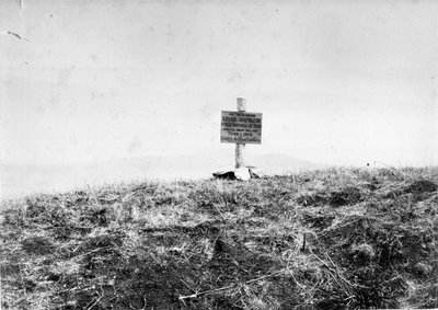 Tablica wzniesiona przez królewskich fizylierów szkockich, aby zaznaczyć miejsce upadku księcia cesarskiego, 1879 r autorstwa Unknown photographer