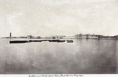Łodzie na środku morza z częścią miasta Aleksandria w tle, w Egipcie autorstwa Unknown photographer