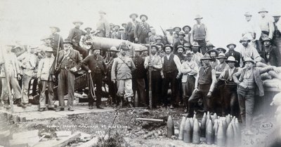 Burowie skupili się wokół armaty podczas wojny transwalskiej autorstwa Unknown photographer
