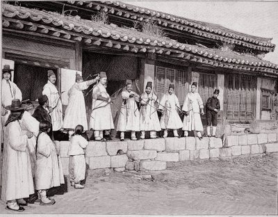 Łucznicy w starym pałacu w Seulu, Korea, koniec XIX wieku autorstwa Unknown photographer