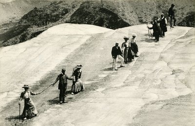 Chamonix (Haute-Savoie, Alpy): przekraczanie Mer de Glace przez grupę eleganckich turystów z ich sabaudzkim przewodnikiem autorstwa Unknown photographer