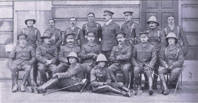 Pułkownik Owen, major Boole-Smith i inni oficerowie Dragon Guards z After Pretoria: The Guerilla War wydanego przez Harmsworth Bros Limited autorstwa Unknown photographer