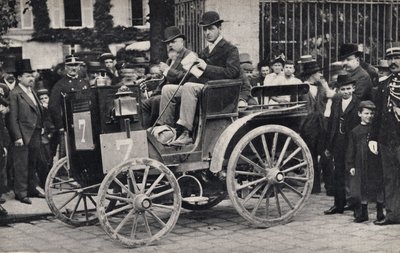 Zawodnicy mają bezkonny wyścig samochodowy, samochodowy autorstwa Unknown photographer