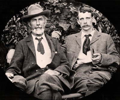 Edward Carpenter i jego partner George Merrill, ok. 1900 r. (zdjęcie czarno-białe) autorstwa Unknown photographer
