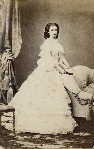 Elżbieta Austriacka (Sissi) (1837-1898) 1860 - Portret Elżbiety Wittelsbach (1837-1898) (Sissi), Impressum Austrii (1854-1898) i Królowej Węgier (1867-1898) autorstwa Unknown photographer