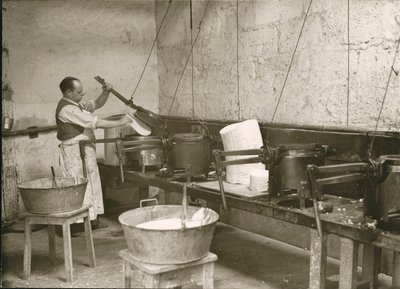 Francja, Centrum, Indre-et-Loire (37), Tours: Laboratoire Metadier: mężczyzna przygotowuje formy do produkcji tabletek Kalmine