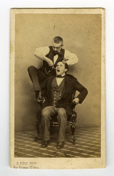Francja, Profesjonalna fotografia dentysty wyrywającego zęby autorstwa Unknown photographer