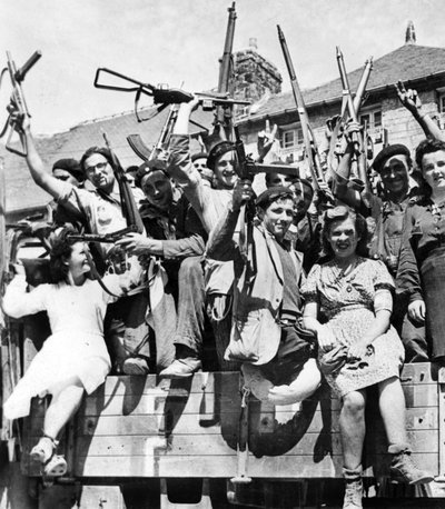 Francuscy snajperzy partyzanccy wyzwalający wioskę w Normandii, czerwiec-lipiec 1944 r. (zdjęcie czarno-białe) autorstwa Unknown photographer