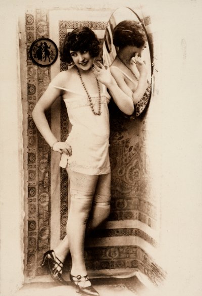 Pełnometrażowy portret kobiety w stroju intymnym. autorstwa Unknown photographer