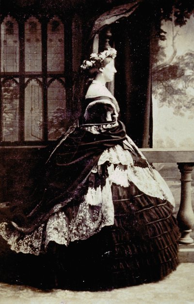 Pełnowymiarowy portret księżnej Manchesteru w stroju wieczorowym autorstwa Unknown photographer
