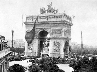 Pogrzeb Victora Hugo pod Łukiem Triumfalnym w Paryżu, 1.06.1885 r. autorstwa Unknown photographer