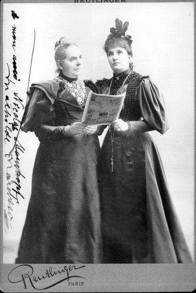 Niemiecka piosenkarka Mathilde Marchesi (1821-1913) i australijska piosenkarka Nellie (Nelly) Melba (1861-1931). Fotografia z końca XIX wieku autorstwa Unknown photographer