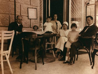 Grupa osób sfotografowana w kawiarni w Puli autorstwa Unknown photographer