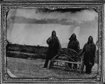 Portret grupowy w wodospadzie Niagara, ok. 1855 (ambrotye na całej płycie) autorstwa Unknown photographer