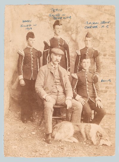 Grupowy portret Williama Cartera z synami autorstwa Unknown photographer