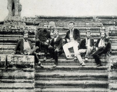 Grupowy portret członków Ekspedycji Eksploracyjnej Mekong 1866-1868 (Garnier, Doudart de Lagrée) na schodach Angkor Vat. autorstwa Unknown photographer