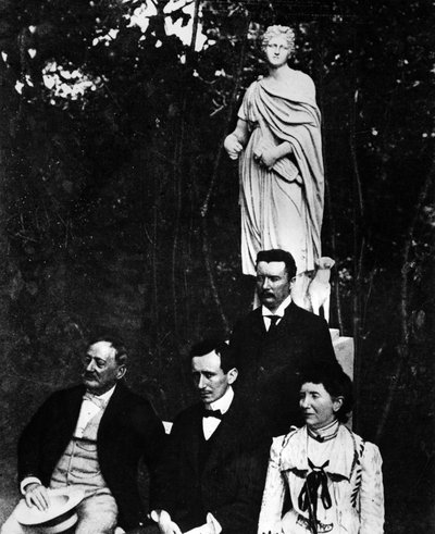 Guglielmo Marconi (1874-1937), włoski fizyk i wynalazca z rodzicami i bratem Alfonsem w Pontecchio w 1897 roku. autorstwa Unknown photographer