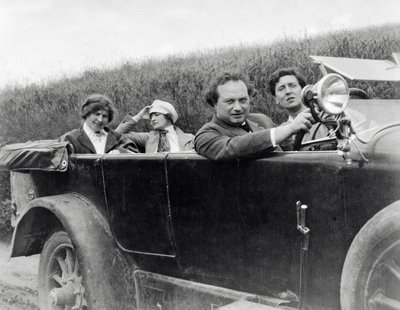 Helene Berg, Alma Mahler, Franz Werfel i Alban Berg sfotografowani w samochodzie autorstwa Unknown photographer