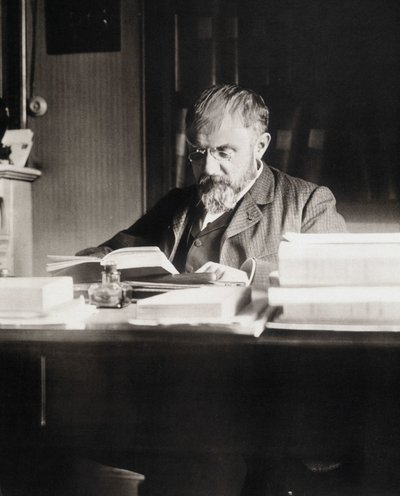 Henri Poincaré przy swoim stole roboczym - Biblia. z Politechniki Ecole autorstwa Unknown photographer