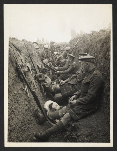 Highland Territorials w okopie [La Gorgue, Francja]. 5 sierpnia 1915 r. autorstwa Unknown photographer