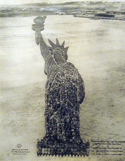 Ludzka Statua Wolności utworzona przez amerykańskich żołnierzy autorstwa Unknown photographer