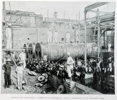 Montaż kotłów parowych z bawełny Haiphong przędzącej 25.09.1899 - w „Le Tonkin en 1900” Roberta Dubois. autorstwa Unknown photographer