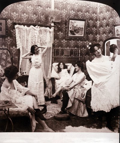 Wnętrze burdelu z końca XIX wieku. autorstwa Unknown photographer
