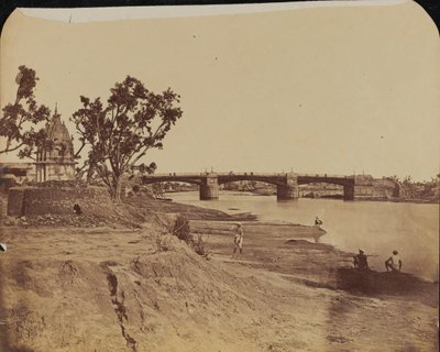 Żelazny most z kamiennymi pomostami, z cywilami na pierwszym planie, rzeka Gumti, Lucknow autorstwa Unknown photographer